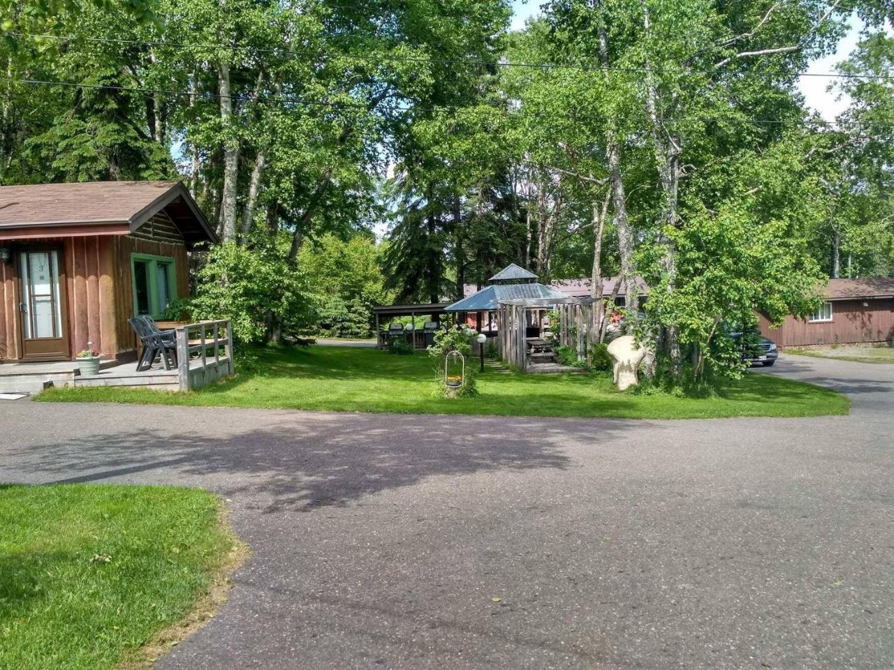 High Falls Motel & Cabins Wawa Exterior photo